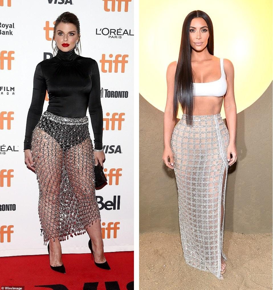 Julia mặc một chiếc váy xuyên thấu được đính đá quý sexy tại sự kiện TIFF 2019, Kim cũng mặc một bộ đồ tương tự tại một sự kiện Balmain năm 2017.