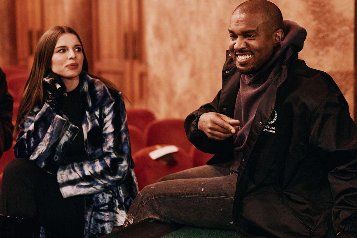 Nhiều người cho rằng, tất cả mọi chuyện đang diễn ra là theo kịch bản của Kanye West với mục đích &quot;diễn&quot; cho vợ cũ Kim Kardashian xem và khiến cô ghen. Theo dân mạng, Julia thực ra chỉ là thế thân của &quot;siêu vòng ba&quot; nước Mỹ. Hồi tháng 12/2020, ngôi sao &quot;Famous&quot; chi 4,5 triệu USD để mua ngôi nhà đối diện với dinh thự của Kim ở Los Angeles. Theo một số nguồn tin, Kanye muốn theo đuổi lại vợ cũ nhưng Kim không còn thiết tha vì cô đã có &quot;niềm vui mới&quot;.