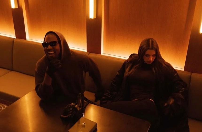 Nhìn qua, đây dường như là chuyện yêu đương bình thường của hai ngôi sao Hollywood. Tuy nhiên, truyền thông quốc tế và dân mạng nhận thấy khá nhiều điểm bất bình thường. Theo đó, cặp đôi mới biết nhau vài ngày nhưng liên tục bị bắt gặp đi cùng nhau ở nơi công cộng một cách lộ liễu, thậm chí còn xác nhận tình cảm bằng cách rất khoa trương là chụp bộ ảnh &quot;tình bể bình&quot; cho tạp chí Interview. Nguồn tin của Page Six tiết lộ, rapper tỷ phú đi chơi với người đẹp không quên dẫn theo các nhiếp ảnh gia để chụp lại từng khoảnh khắc bên nhau. Đáng nói hơn, vào ngày đầu năm mới, rapper sinh năm 1977 xuất hiện trên ban công khách sạn ở Miami với nữ ca sĩ người Puerto Rico Audri Nix. Chưa đầy 24h trước khi xuất hiện bên Julia, Kanye dành nhiều thời gian hơn cho Audri.