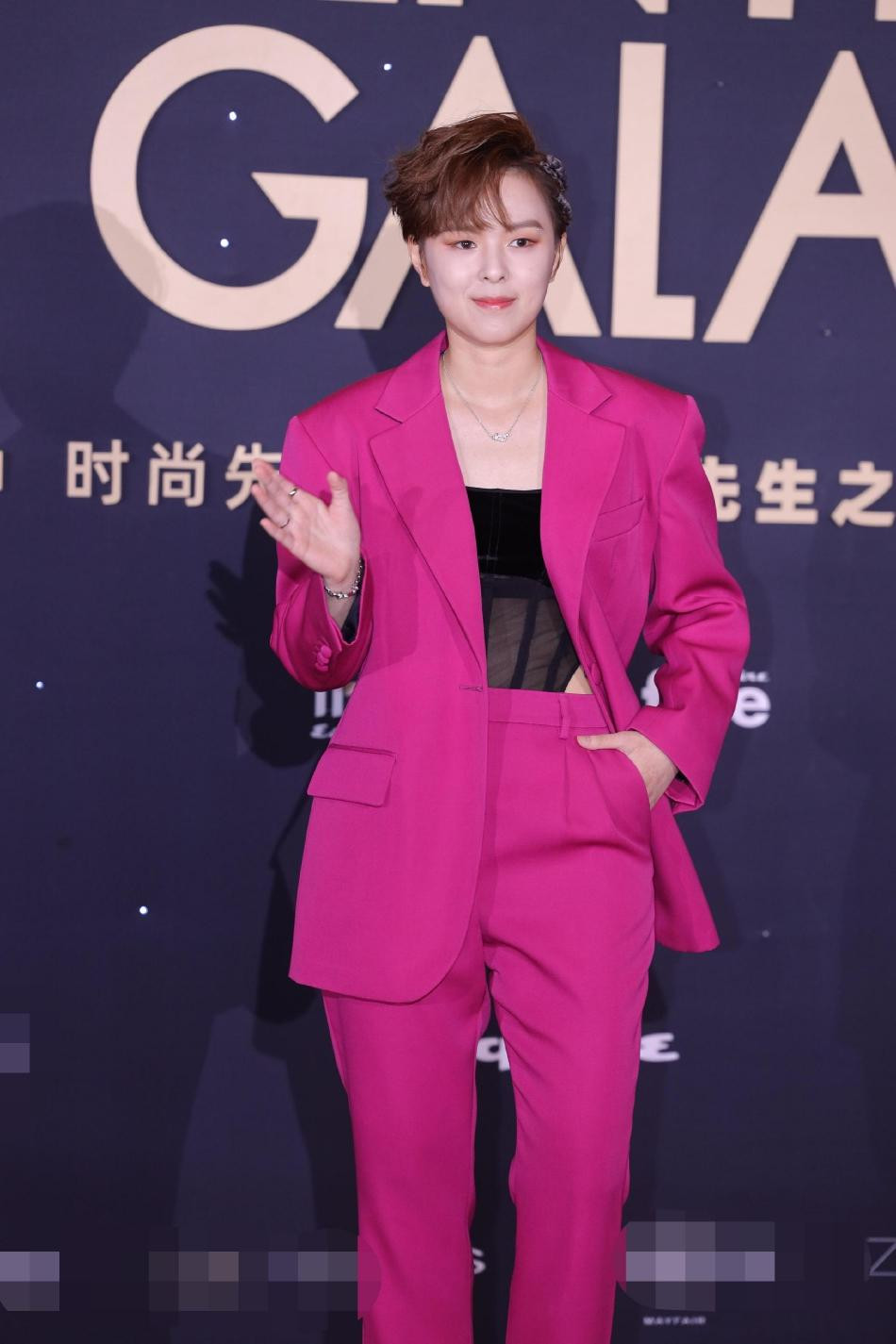 Ngôi sao người Thái gốc Hoa Sunnee Dương Vân Tình cá tính, nổi bật với bộ vest hồng.