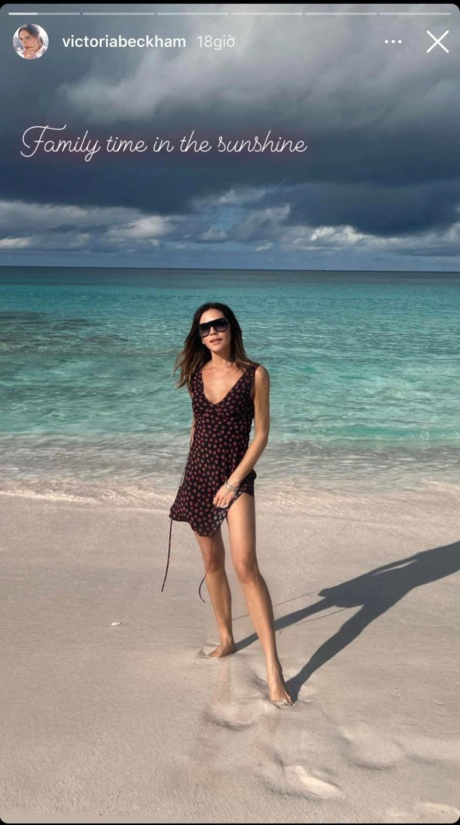 Sau đó, trên Instagram Story, nhà thiết kế thời trang sinh năm 1974 chia sẻ loạt ảnh chụp cô và gia đình trong kỳ nghỉ đầu năm mới 2022. Trong ảnh, Victoria mặc váy hoa nhí mỏng manh khoe vóc dáng mảnh mai, nổi bật nhất là đôi chân dài thon nuột. Gương mặt trẻ trung dường như không bị ảnh hưởng bởi thời gian.