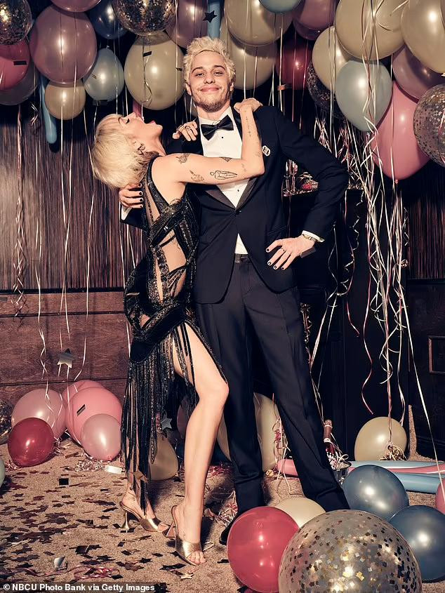 Miley có nhiều động thái thân thiết với Pete dù anh đang hẹn hò với Kim. Miley có nhiều động thái thân thiết với Pete dù anh đang hẹn hò với Kim.