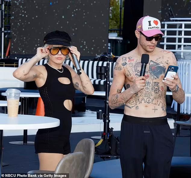 Miley còn bị bắt gặp về nhà Pete sau khi biểu diễn chung với nhau trong show đặc biệt đêm giao thừa. Miley còn bị bắt gặp về nhà Pete sau khi biểu diễn chung với nhau trong show đặc biệt đêm giao thừa.