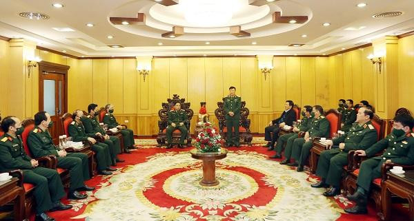 Trung tướng Nguyễn Mạnh Hùng, Bí thư Đảng ủy, Chính ủy Tổng cục Công nghiệp Quốc phòng phát biểu chúc mừng 3 đồng chí lãnh đạo Tổng cục Công nghiệp Quốc phòng mới được bổ nhiệm.