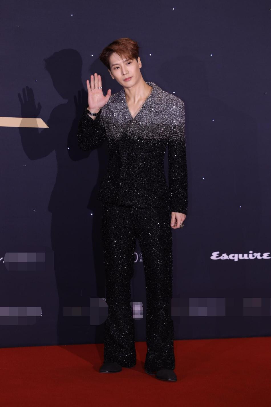 Jackson Vương Gia Nhĩ &quot;chơi trội&quot; với bộ đồ lấp lánh.