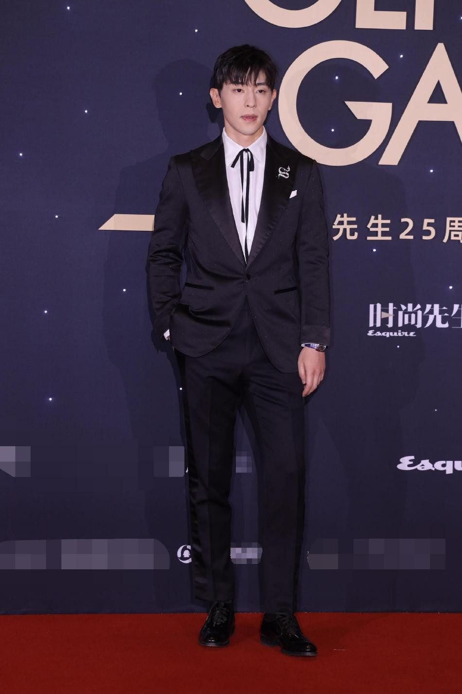 Đặng Luân chững chạc, nam tính với vest đen.