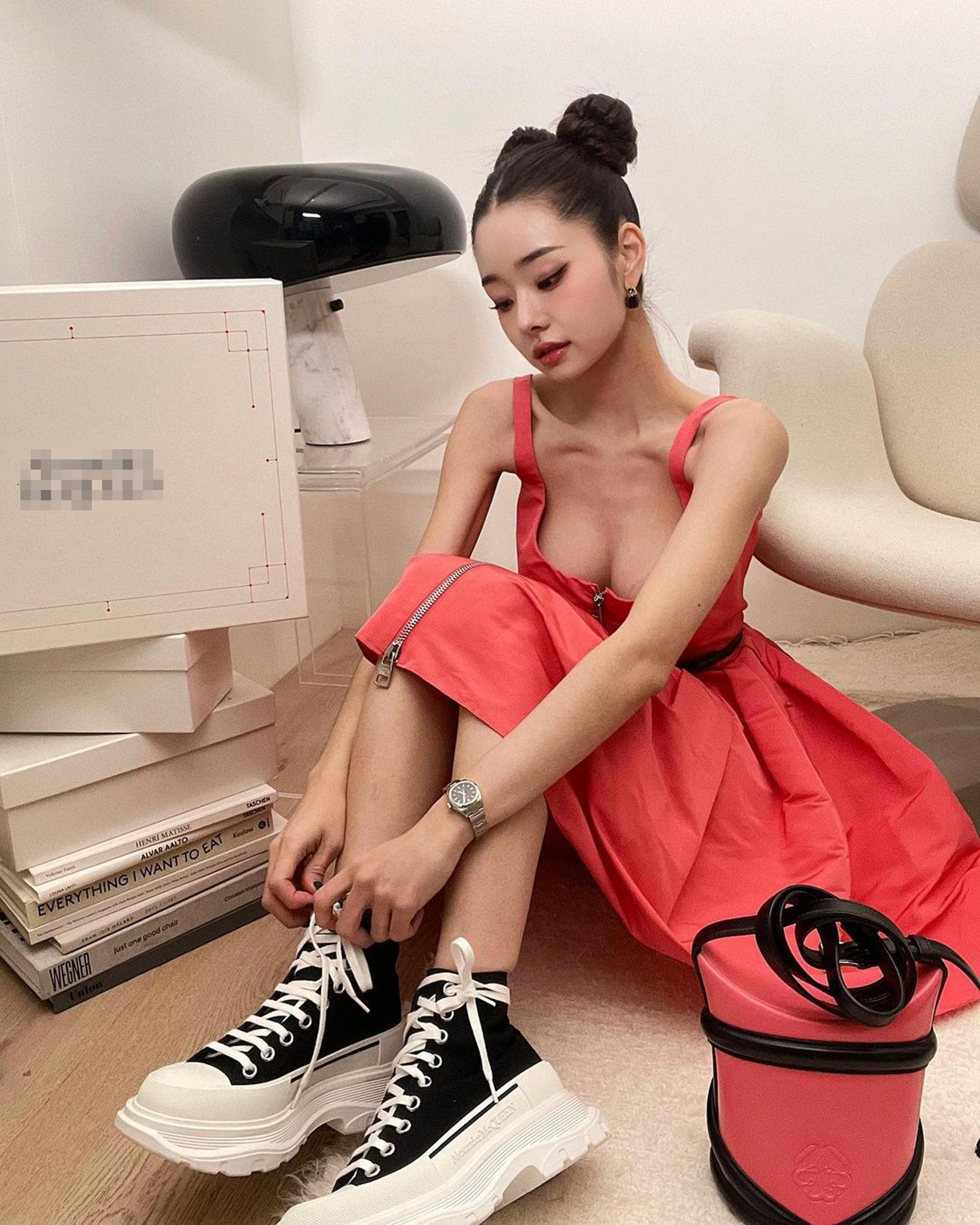 Trong chương trình, Ji A cho biết kênh YouTube của cô có hơn 500.000 người đăng ký. Tuy nhiên, đến thời điểm hiện tại, độ nổi tiếng của cô đã tăng vọt, với hơn 1,26 triệu người đăng ký trên YouTube và hơn 1,7 triệu người theo dõi trên Instagram.