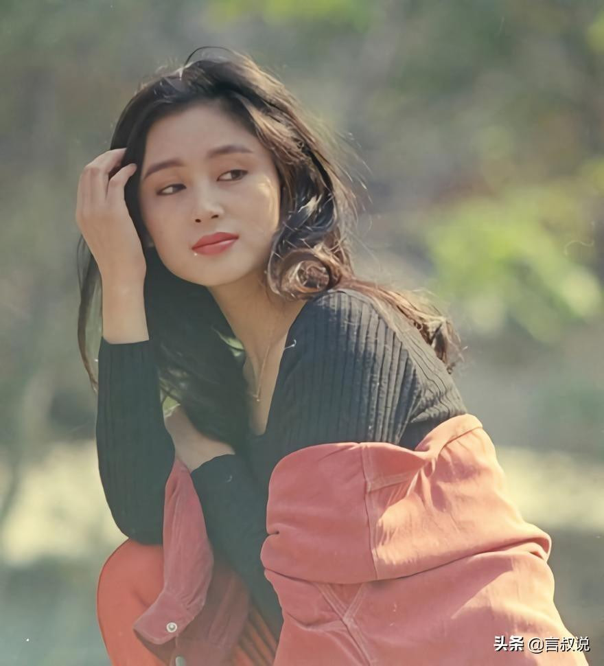 Thời còn trẻ, cô được tung hô là &quot;Đệ nhất mỹ nhân đại lục&quot;, &quot;Nữ diễn viên xinh đẹp nhất Trung Quốc&quot; hay &quot;Điêu thuyền đẹp nhất màn ảnh&quot;...