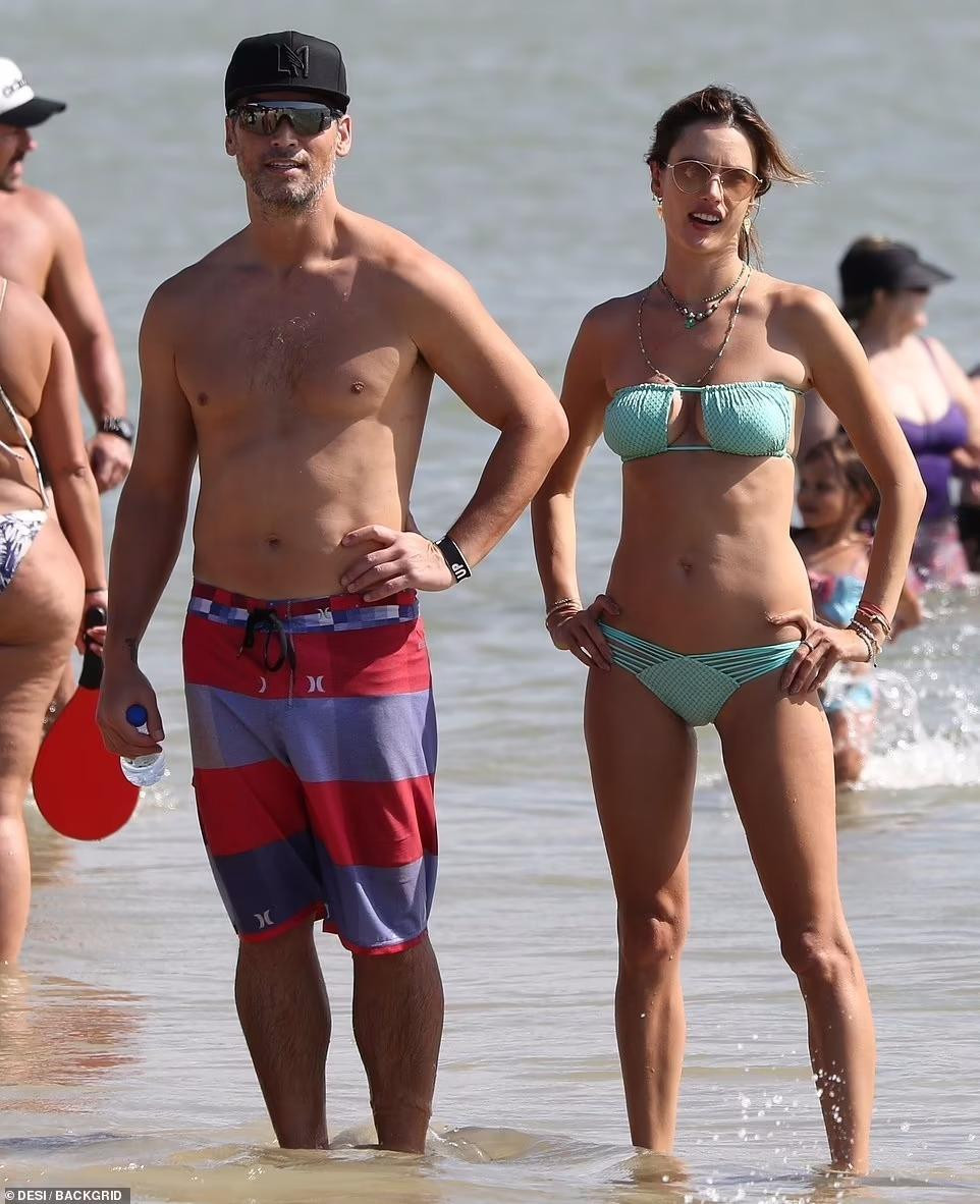 Hôm Chủ nhật (2/1), Alessandra Ambrosio được nhìn thấy tắm biển ở Florianopolis, Brazil. Cô đang trong kỳ nghỉ năm mới với bạn trai quen gần một năm Richard Lee và những người bạn.