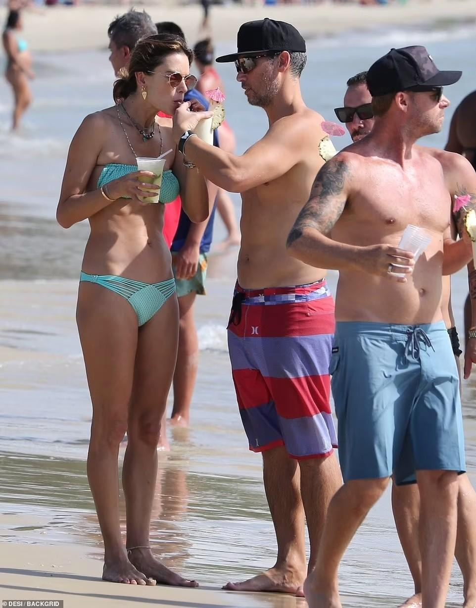 Bên cạnh đó, bà mẹ hai con đình đám cũng có những giây phút tình cảm bên người tình.