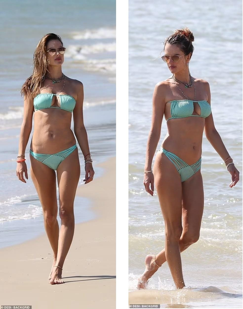 Trên bãi biển, cựu thiên thần nội y diện bikini bé xíu màu xanh bạc hà, với chi tiết khoét ngực khoe vòng một sexy. Cô cũng khoe triệt để vóc dáng cao 1m77, với khung xương mảnh mai và làn da rám nắng.