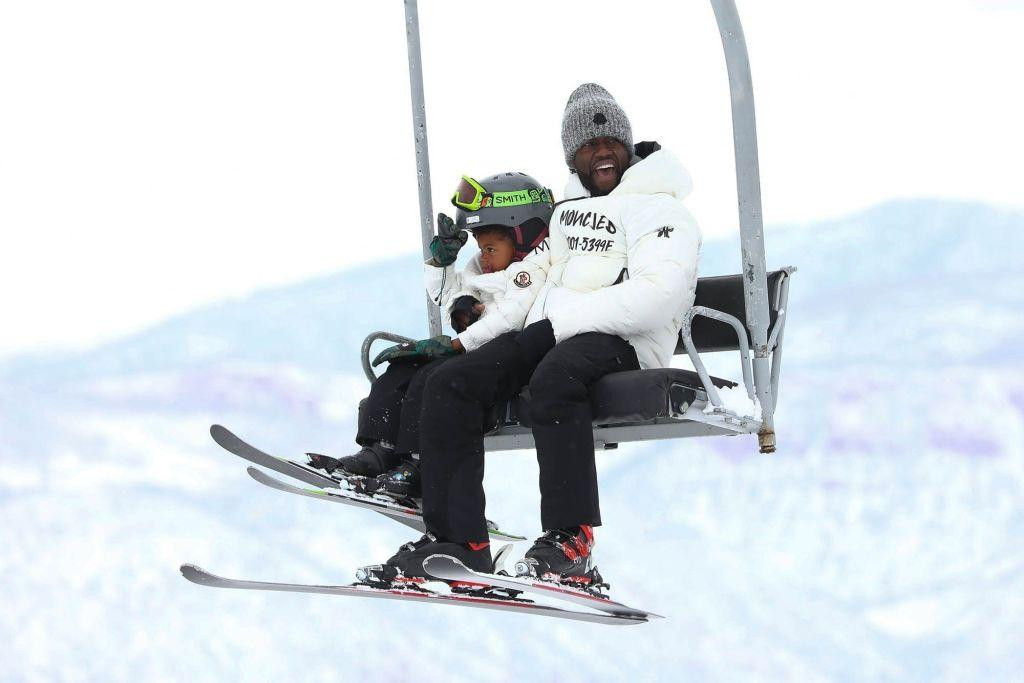Nghệ sĩ hài Kevin Hart vui vẻ đi thang máy trượt tuyết trong kỳ nghỉ cùng gia đình đến sườn núi lạnh giá ở Aspen.