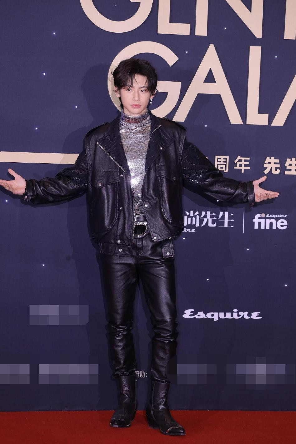 Bộ đồ da chất chơi không giúp gương mặt của rapper Tiểu Quỷ bớt &quot;búng ra sữa&quot;.