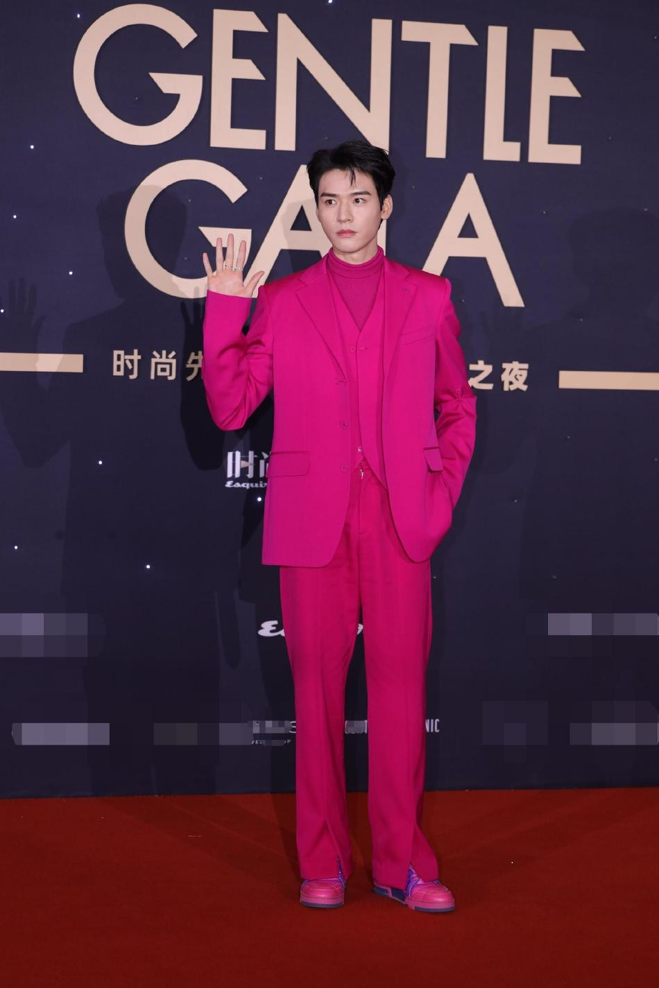 Cung Tuấn hồng rực cả cây nhưng không bị &quot;sến&quot;.