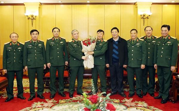 Thủ trưởng Tổng cục Công nghiệp Quốc phòng chúc mừng Thiếu tướng Lương Thanh Chương, Phó Chủ nhiệm - Tham mưu trưởng Tổng cục Công nghiệp Quốc phòng.