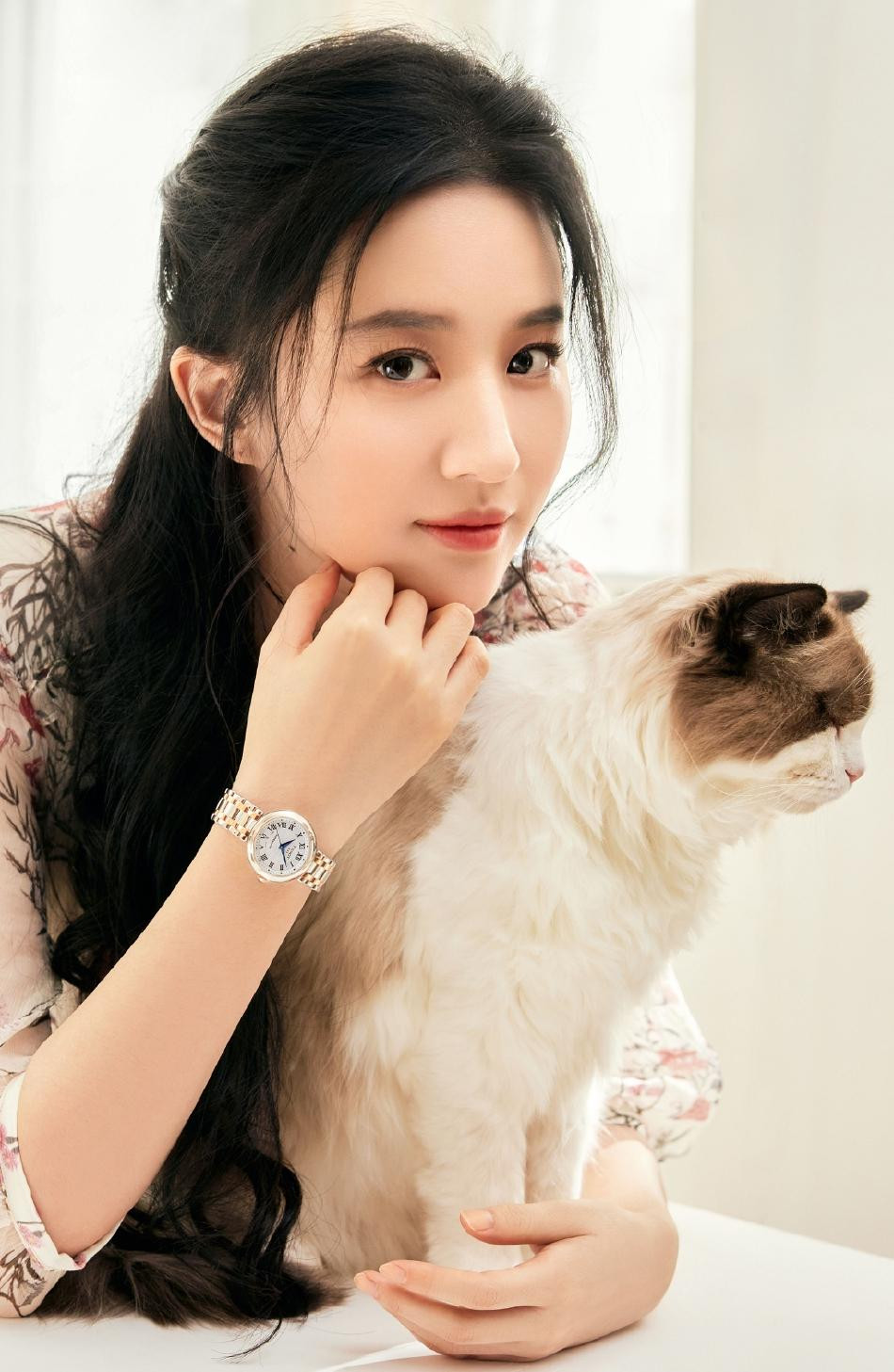 Ngoài ra, Lưu Diệc Phi còn bị dân mạng chê lười biếng, kém cỏi. Theo dân mạng, dù vào nghề đã lâu, kỹ năng diễn xuất của cô không hề được cải thiện, tài nguyên tốt nhưng đều bị bỏ phí, còn chưa nhận được giải thưởng uy tín nào. Từ năm 2017 đến nay, phim lên sóng của cô chỉ có mỗi &quot;Hoa Mộc Lan&quot;.