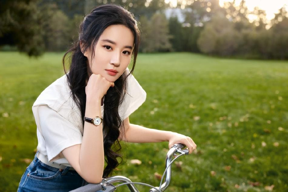 Bộ ảnh mang màu sắc tươi mới, yên bình, chuẩn không khí mùa xuân. Nữ diễn viên 8x cũng toát lên vẻ thanh thuần, mộc mạc và tươi trẻ.