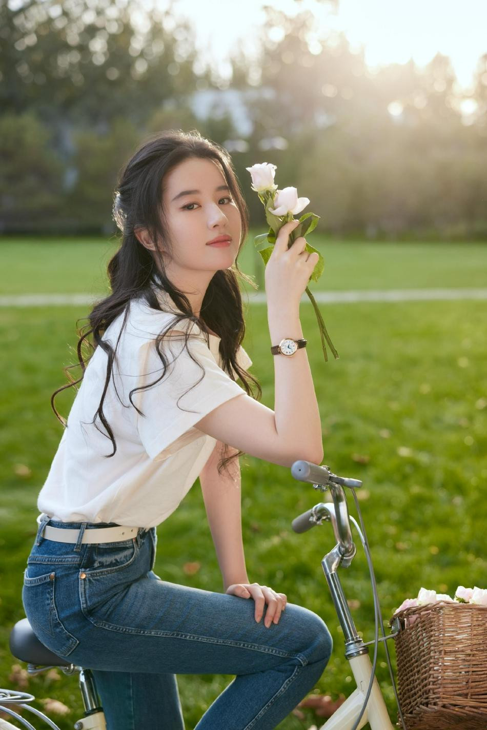 Ngày đầu năm mới 2022, Sina chia sẻ bộ ảnh lấy chủ đề dạo chơi đời thường của Lưu Diệc Phi.