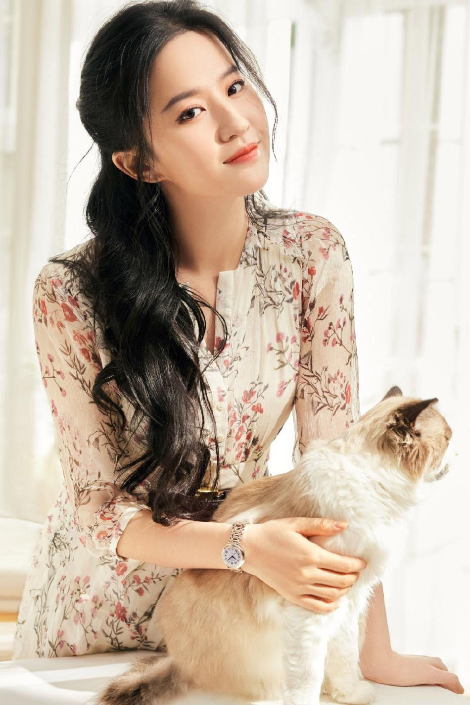 Cô có tên vào danh sách sao Hoa ngữ bị hạn chế hoạt động tại đại lục vì mang quốc tịch nước ngoài (Mỹ). Chưa dừng lại ở đó, người đẹp sinh năm 1987 bị dân mạng công kích vì không đổi lại quốc tịch như Tạ Đình Phong hay Trần Phi Vũ.