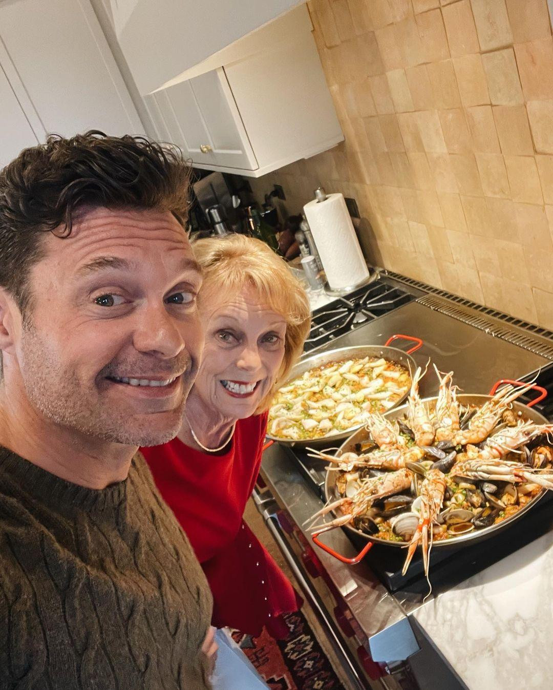 MC Ryan Seacrest giúp mẹ của anh ấy, bà Connie, chuẩn bị bữa tiệc hải sản cho gia đình vào ngày lễ.