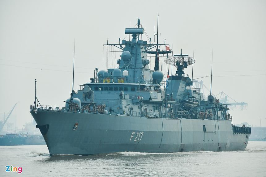 Lúc 10h ngày 6/1, khinh hạm Bayern di chuyển hướng về phía Bến Nhà Rồng. Đây cũng là nơi cập bến của tàu chiến này khi đến TPHCM. Lúc 10h ngày 6/1, khinh hạm Bayern di chuyển hướng về phía Bến Nhà Rồng. Đây cũng là nơi cập bến của tàu chiến này khi đến TPHCM.