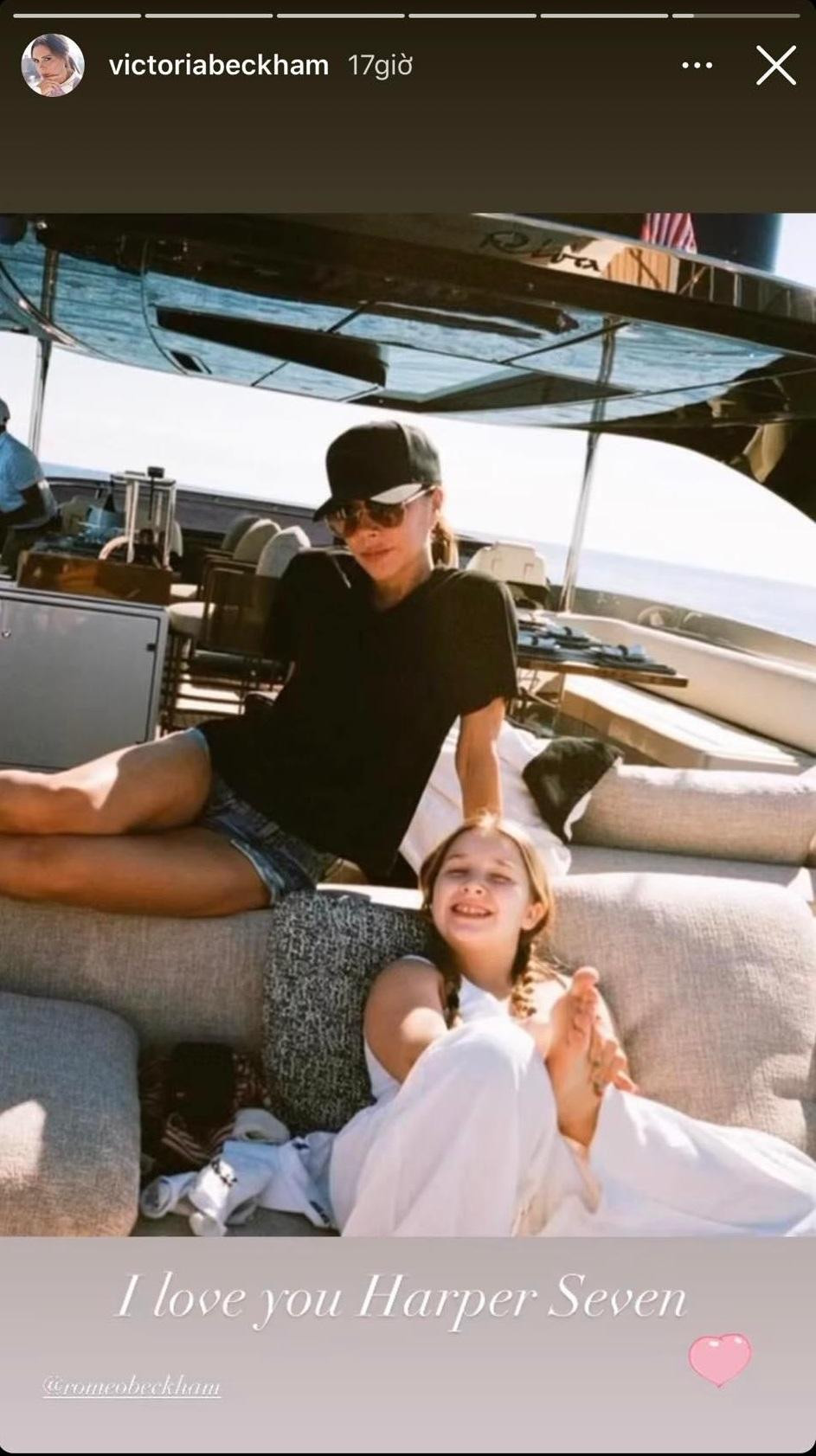 Ở mỗi bức ảnh chụp các thành viên gia đình, Victoria không quên chú thích: &quot;I Love You&quot;. Đối với cựu thành viên Spice Girls, gia đình luôn quan trọng nhất. Trước đó, vào ngày đầu năm mới, cô chia sẻ video những khoảnh khắc đáng nhớ trong năm 2021 và tất cả đều về gia đình. &quot;Đó chắc chắn không phải là điều dễ dàng nhất nhưng một số kỷ niệm tuyệt vời đã được tạo ra&quot;, cô viết.