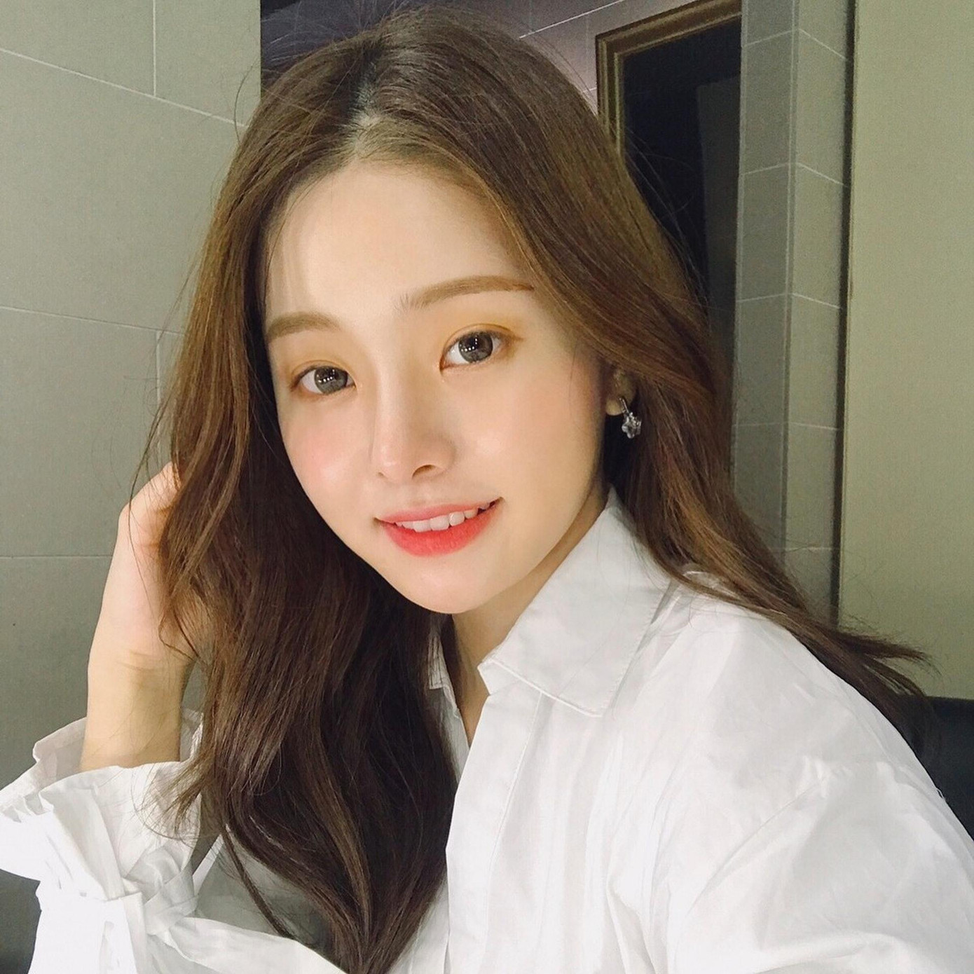 Trong một chương trình truyền hình, Ji A thừa nhận nâng mũi, nhưng khẳng định các đường nét khác trên gương mặt đều tự nhiên.