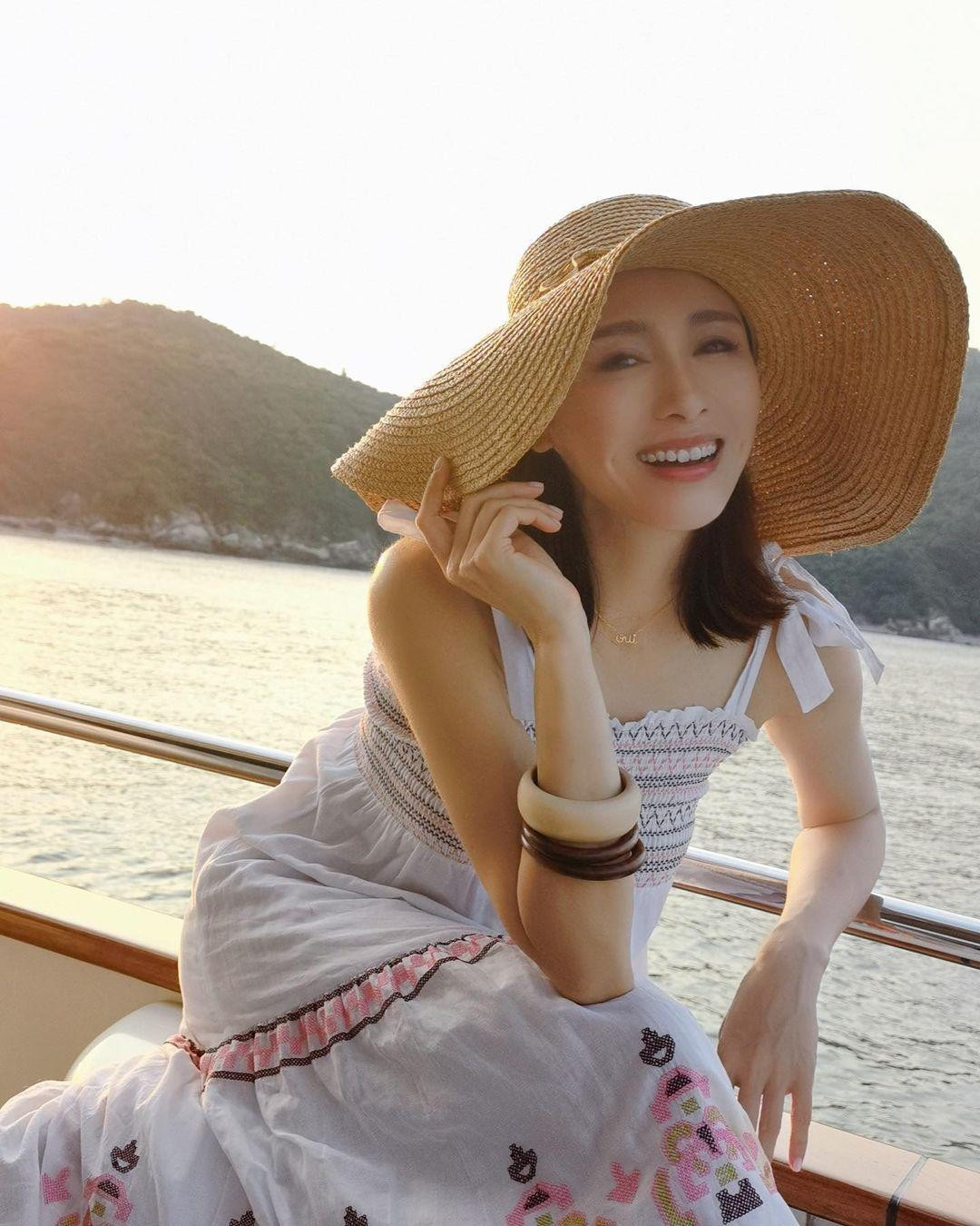 Dù không còn là diễn viên hàng đầu Hong Kong, cuộc sống tuổi xế chiều của Lê Tư sung túc, giàu sang. Tháng 9 năm ngoái, truyền thông Hong Kong đưa tin, Lê Tư sở hữu khối tài sản riêng ước tính khoảng 100 triệu USD. Cô là chủ chuỗi phòng khám thẩm mỹ có tiếng ở Hong Kong. Ngoài ra, người đẹp còn đầu tư bất động sản.