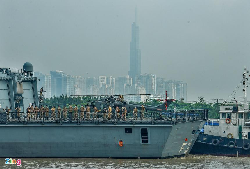 Đại sứ Đức tại Việt Nam, TS Guido Hildner cho biết việc khinh hạm Đức ghé thăm TPHCM thể hiện tình hữu nghị giữa Việt Nam và Đức, đồng thời nhấn mạnh ý nghĩa ngày càng gia tăng của khu vực Ấn Độ Dương - Thái Bình Dương đối với các mối quan hệ quốc tế. Đại sứ Đức tại Việt Nam, TS Guido Hildner cho biết việc khinh hạm Đức ghé thăm TPHCM thể hiện tình hữu nghị giữa Việt Nam và Đức, đồng thời nhấn mạnh ý nghĩa ngày càng gia tăng của khu vực Ấn Độ Dương - Thái Bình Dương đối với các mối quan hệ quốc tế.