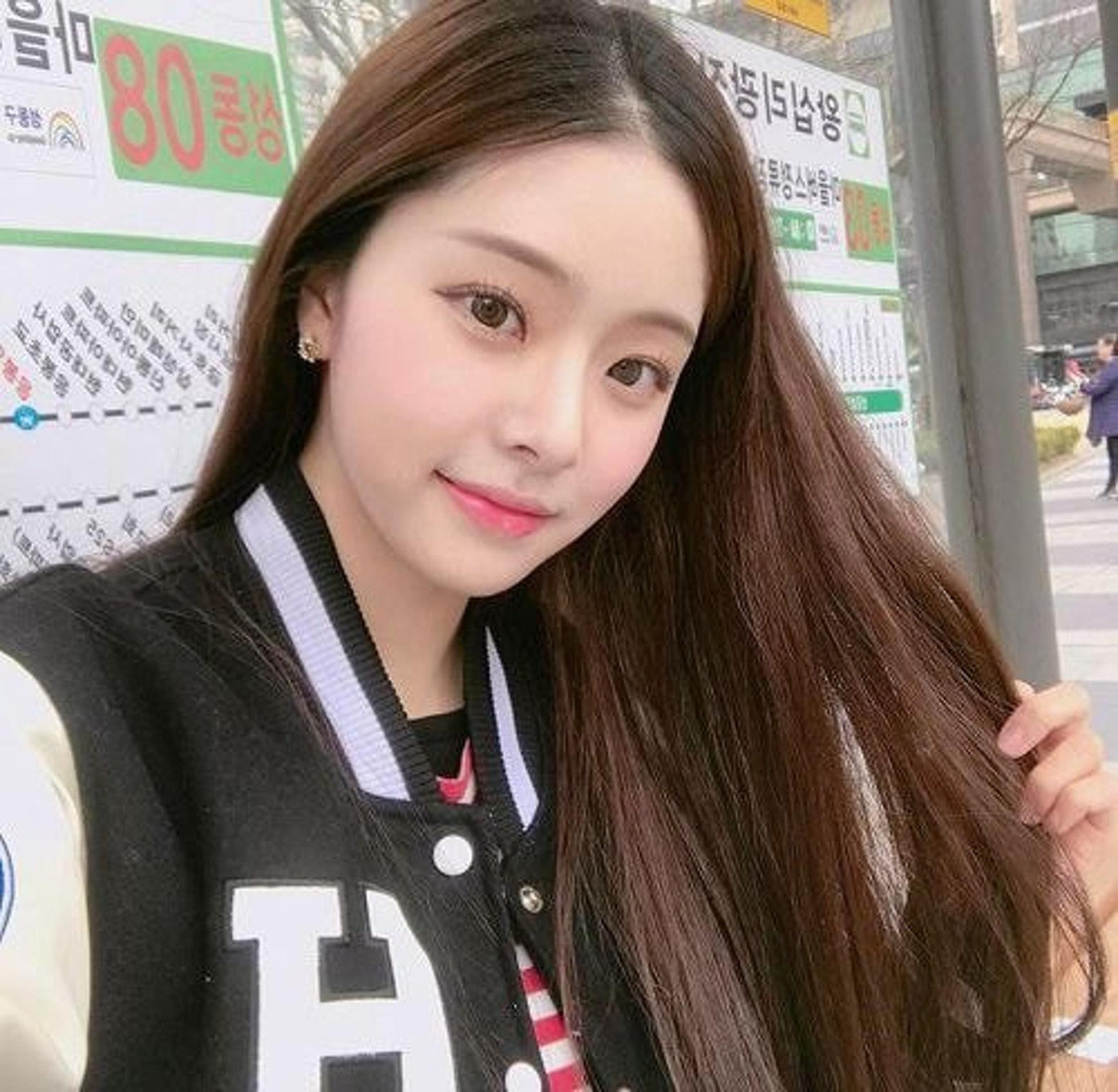 Ji A mới theo đuổi phong cách sexy, trang điểm đậm vài năm gần đây. Những bức ảnh cũ cho thấy, Ji A thời đại học giản dị, dịu dàng và trong trẻo hơn.