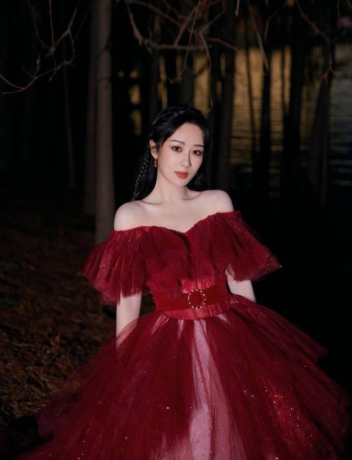 Dương Tử ngọt ngào trong sắc đỏ. Dương Tử ngọt ngào trong sắc đỏ.