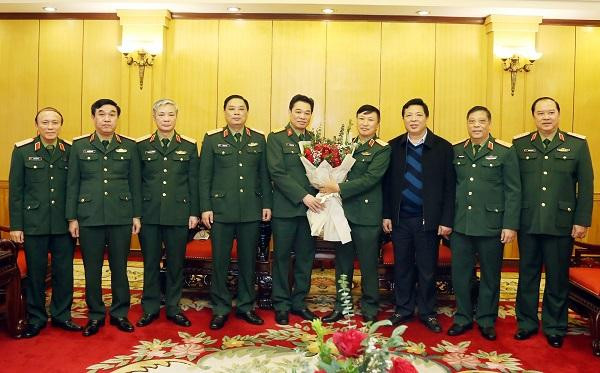 Thủ trưởng Tổng cục Công nghiệp Quốc phòng chúc mừng Đại tá Lê Quang Tuyến, Phó chủ nhiệm Tổng cục Công nghiệp Quốc phòng.