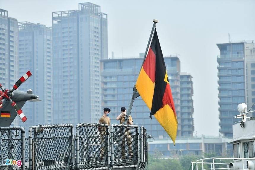 Chuyến thăm là chặng dừng tiếp theo trong hành trình huấn luyện và tăng cường hiện diện kéo dài 7 tháng của khinh hạm trong khu vực Ấn Độ Dương - Thái Bình Dương. Trước khi đến TPHCM, khinh hạm lần được đến Sừng Châu Phi, Pakistan, Australia, Guam (Mỹ), Nhật Bản, Hàn Quốc, Singapore. Các chặng dừng tiếp theo trên hành trình trở về Đức dự kiến sẽ là Sri Lanka và Ấn Độ. Chuyến thăm là chặng dừng tiếp theo trong hành trình huấn luyện và tăng cường hiện diện kéo dài 7 tháng của khinh hạm trong khu vực Ấn Độ Dương - Thái Bình Dương. Trước khi đến TPHCM, khinh hạm lần được đến Sừng Châu Phi, Pakistan, Australia, Guam (Mỹ), Nhật Bản, Hàn Quốc, Singapore. Các chặng dừng tiếp theo trên hành trình trở về Đức dự kiến sẽ là Sri Lanka và Ấn Độ.