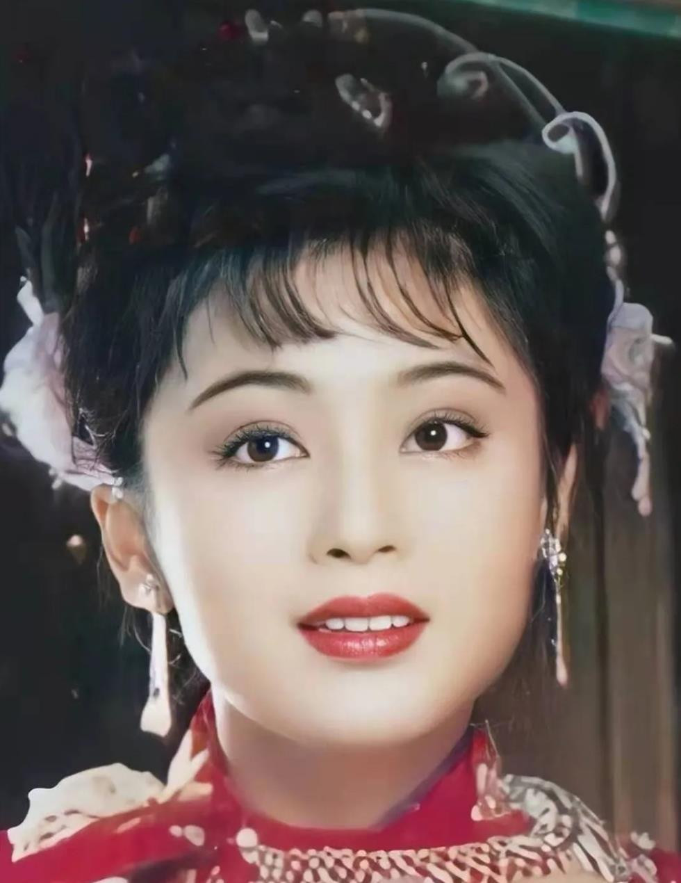 Giữ vị trí số một là Trần Hồng. Cô sinh tháng 12/1968 là diễn viên kiêm nhà sản xuất Trung Quốc. Cô nổi tiếng nhất vào những năm 90 của thế kỷ trước.