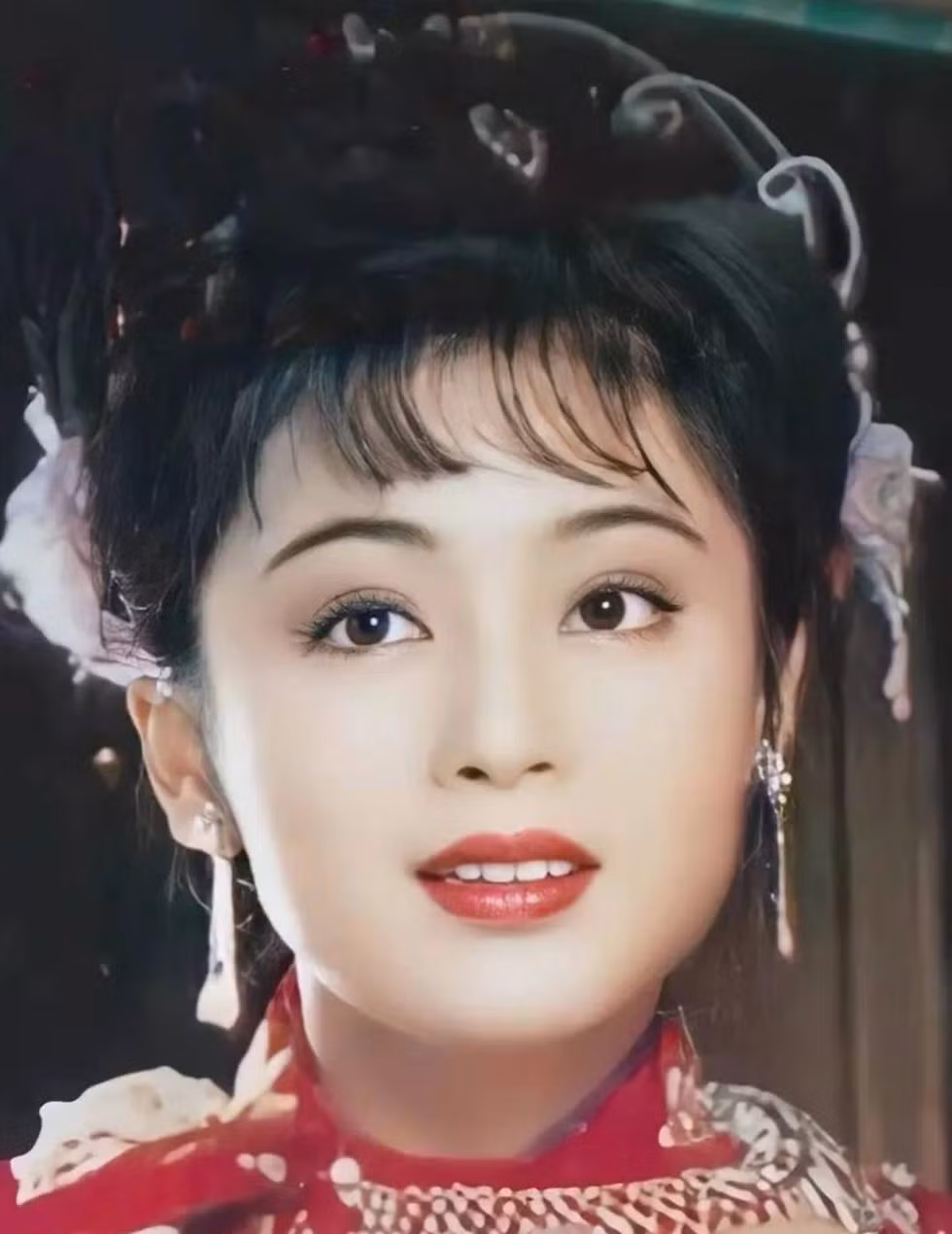 Giữ vị trí số một là Trần Hồng. Cô sinh tháng 12/1968 là diễn viên kiêm nhà sản xuất Trung Quốc. Cô nổi tiếng nhất vào những năm 90 của thế kỷ trước.