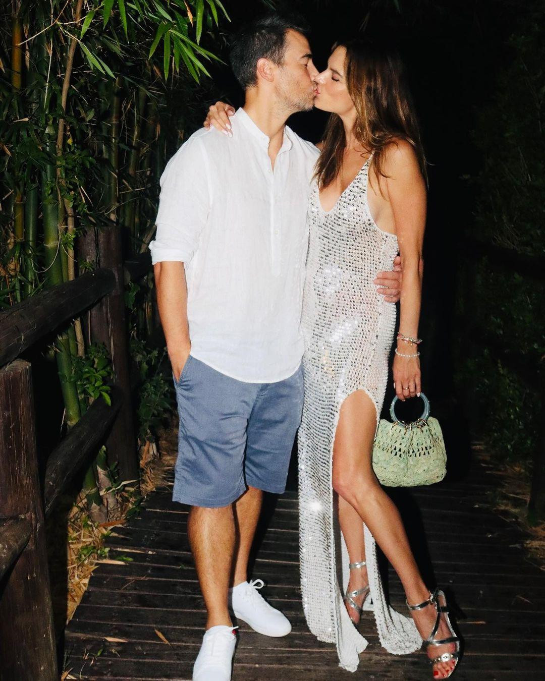 Phút giây &quot;tình bể bình&quot; bên Richard khi bước sang năm thứ 2 bên nhau.