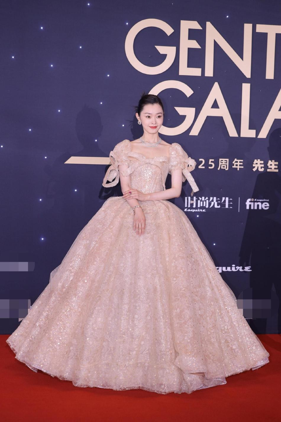 Tống Dật diện đầm công chúa bồng bềnh, ngọt ngào.