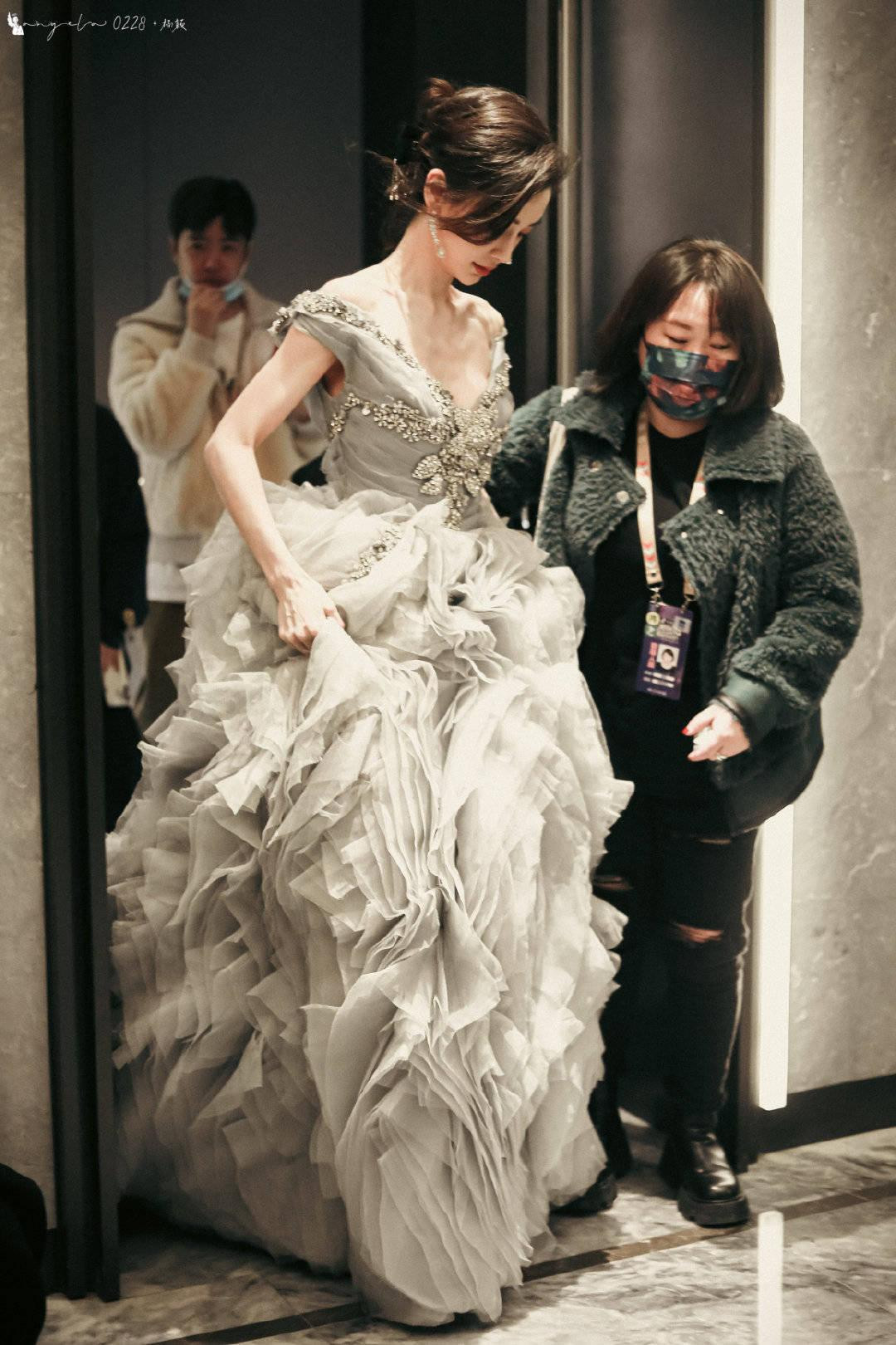 Cô cũng diện trang phục bồng bềnh phong cách công chúa. Tuy nhiên, bức ảnh này chỉnh sửa quá đà khiến mũi trở nên nhọn hoắt, đồng thời không giấu được thân hình gầy gò đáng báo động. Cô cũng diện trang phục bồng bềnh phong cách công chúa. Tuy nhiên, bức ảnh này chỉnh sửa quá đà khiến mũi trở nên nhọn hoắt, đồng thời không giấu được thân hình gầy gò đáng báo động.