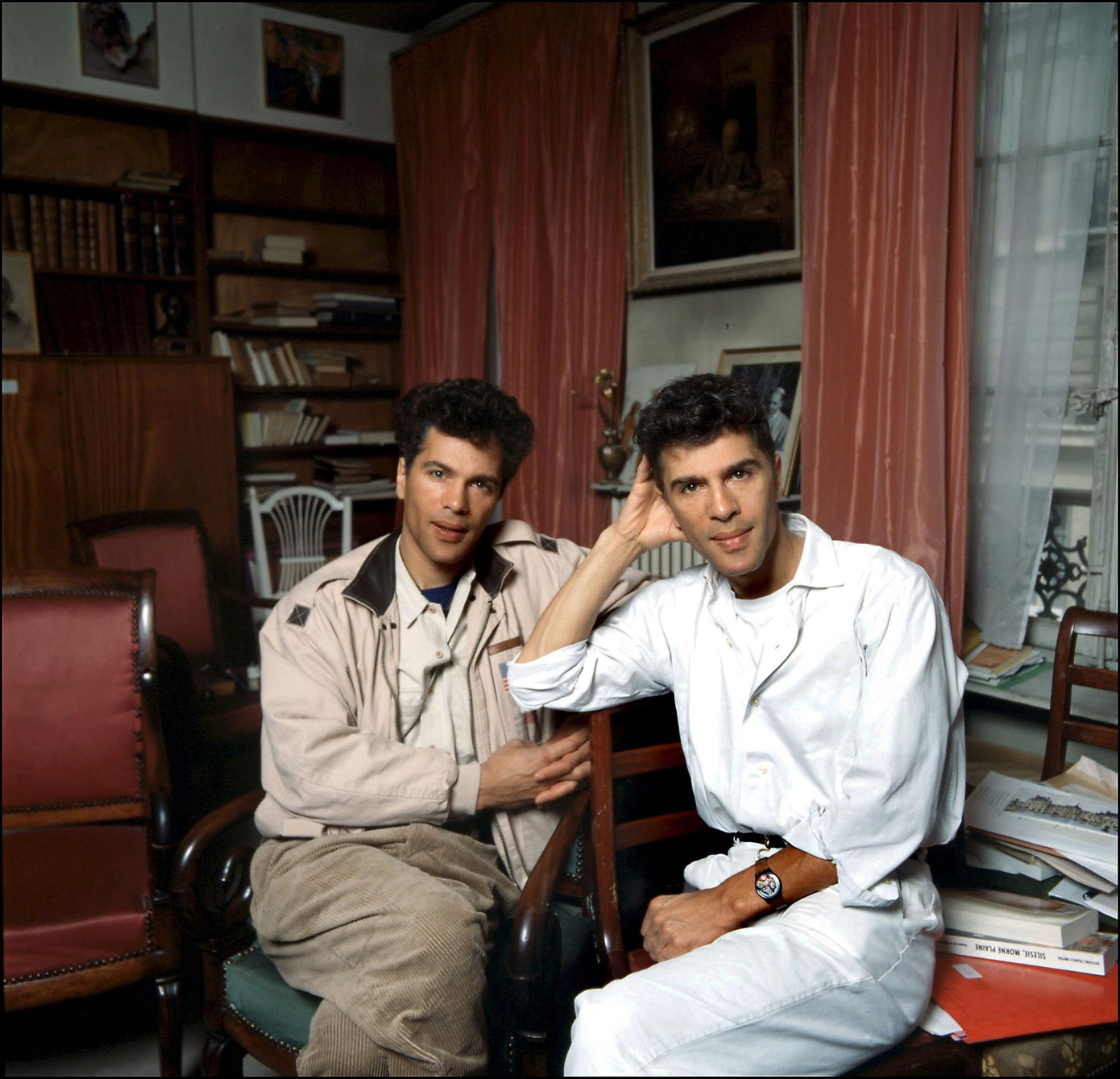 Diện mạo lúc chưa biến đổi của cặp song sinh nổi tiếng showbiz Pháp.