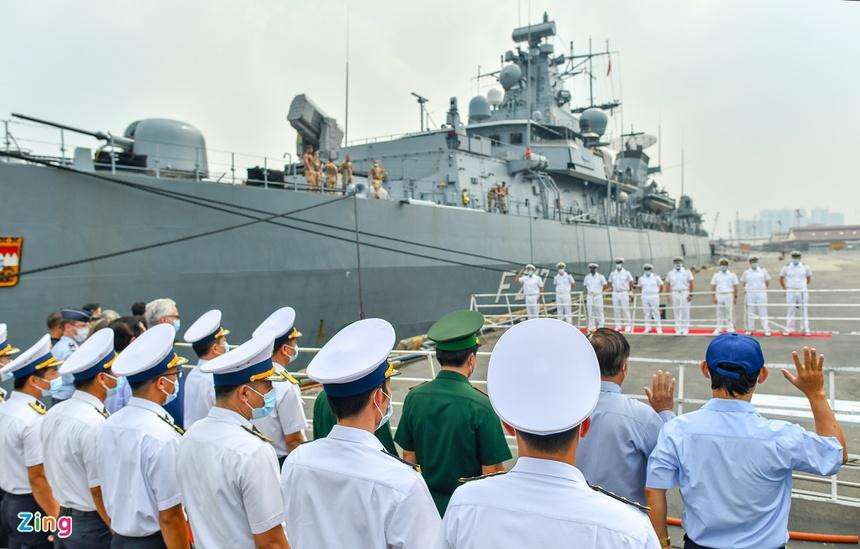 Dự kiến khinh hạm neo đậu tại TPHCM trong 3 ngày. Sau khi hoàn tất thủ tục cập cảng sáng 6/1, chiều cùng ngày đại diện thủy thủ đoàn sẽ có buổi gặp chào hỏi lãnh đạo TPHCM. Dự kiến khinh hạm neo đậu tại TPHCM trong 3 ngày. Sau khi hoàn tất thủ tục cập cảng sáng 6/1, chiều cùng ngày đại diện thủy thủ đoàn sẽ có buổi gặp chào hỏi lãnh đạo TPHCM.