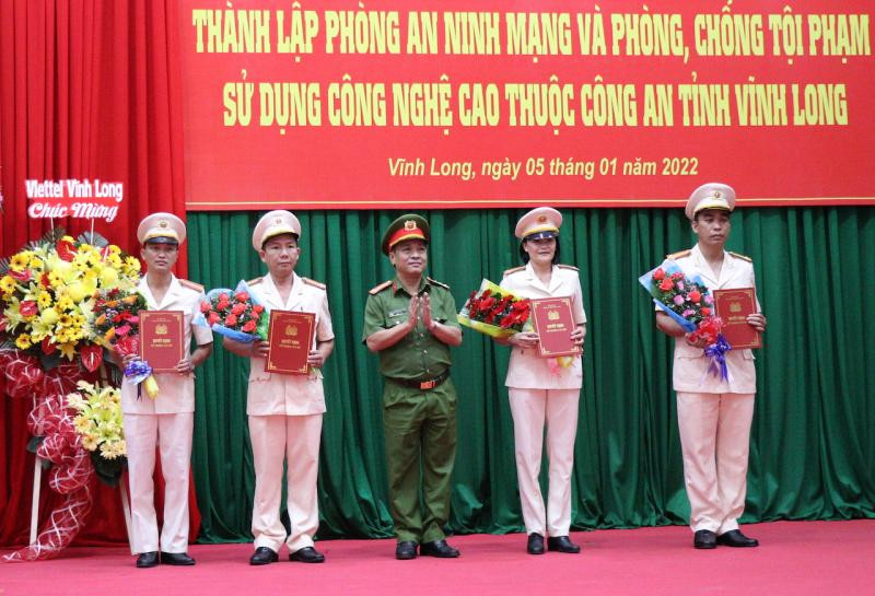 Đại tá Nguyễn Trọng Dũng, Giám đốc Công an tỉnh Vĩnh Long trao quyết định bổ nhiệm cho Ban lãnh đạo Phòng An ninh mạng và phòng, chống tội phạm sử dụng công nghệ cao. Đại tá Nguyễn Trọng Dũng, Giám đốc Công an tỉnh Vĩnh Long trao quyết định bổ nhiệm cho Ban lãnh đạo Phòng An ninh mạng và phòng, chống tội phạm sử dụng công nghệ cao.