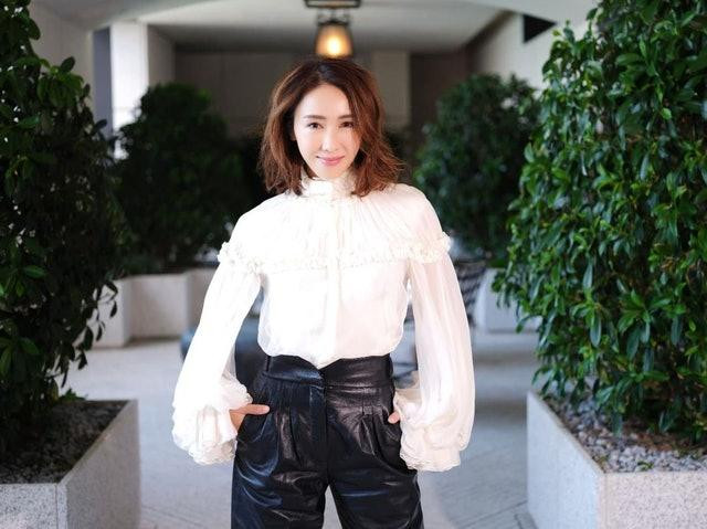 Mới đây, Lê Tư chia sẻ trên trang cá nhân loạt ảnh phối áo sơ mi trắng bèo nhún với quần da trông cá tính, thanh lịch và năng động. Người đẹp chia sẻ, tình cờ nhìn thấy chiếc áo cũ cách đây 10 năm lúc dọn dẹp tủ quần áo nên đã lấy ra mặc lại. Cô bày tỏ sự hài lòng vì chiếc áo lên người vẫn đẹp, không hề bị lỗi mốt.