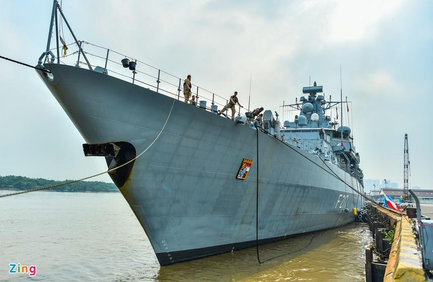 Khinh hạm Bayern dài gần 139 m và có lượng choán nước đầy tải gần 4.500 tấn, thuộc lớp tàu chiến quy mô lớn, hiện đại của hải quân Đức. Khinh hạm Bayern dài gần 139 m và có lượng choán nước đầy tải gần 4.500 tấn, thuộc lớp tàu chiến quy mô lớn, hiện đại của hải quân Đức.