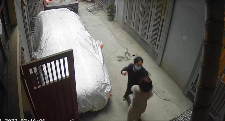 Ông Thắng đấm người phụ nữ nhà hàng xóm. Ảnh cắt từ clip Ông Thắng đấm người phụ nữ nhà hàng xóm. Ảnh cắt từ clip