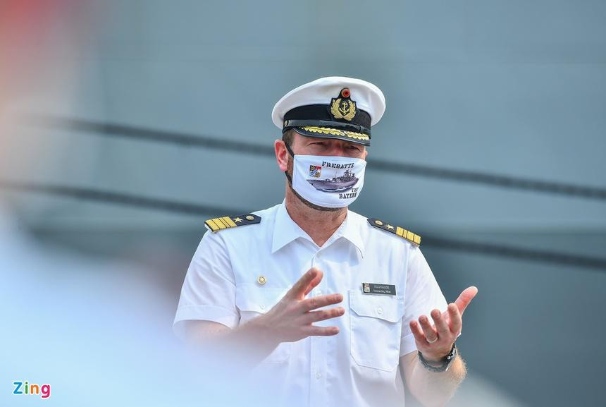 Đại diện thủy thủ đoàn, thuyền trưởng Tilo Kask cám ơn sự đón tiếp của các đơn vị phía Đại sứ quán Đức và chính quyền TPHCM. "Chúng ta sẽ cùng quan tâm, hợp tác xây dựng hòa bình, duy trì pháp luật quốc tế ở khu vực Ấn Độ Dương - Thái Bình Dương", ông Tilo Kask nhấn mạnh. Đại diện thủy thủ đoàn, thuyền trưởng Tilo Kask cám ơn sự đón tiếp của các đơn vị phía Đại sứ quán Đức và chính quyền TPHCM. "Chúng ta sẽ cùng quan tâm, hợp tác xây dựng hòa bình, duy trì pháp luật quốc tế ở khu vực Ấn Độ Dương - Thái Bình Dương", ông Tilo Kask nhấn mạnh.