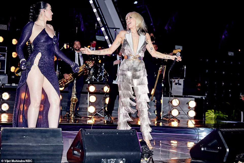 Miley trở về thập niên 70 trước trong bộ đồ jumpsuit bạc tua rua, cùng em gái Noah Cyrus cover ca khúc &quot;Jolene&quot; của Dolly Parton.