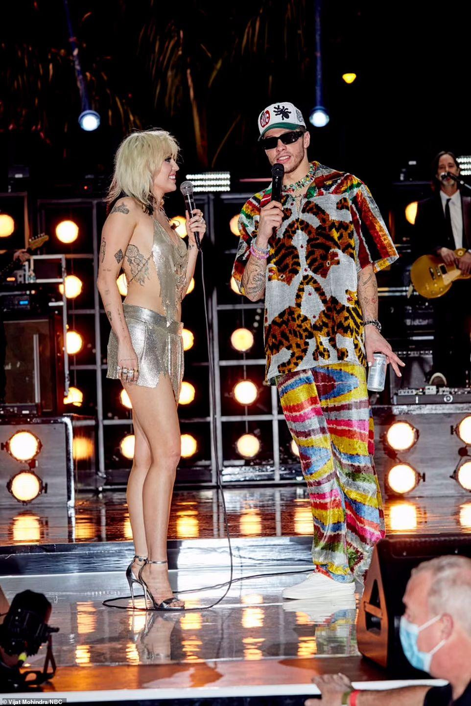 Tối 31/12, Miley Cyrus cùng Pete Davidson cùng dẫn dắt chương trình biểu diễn đặc biệt đêm giao thừa của đài NBC, được phát sóng trực tiếp từ Miami, Florida, Mỹ.