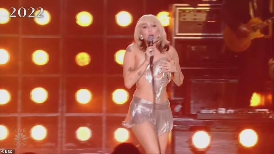 Khi đang biểu diễn &quot;Party In The USA&quot; vài phút trước khi bước sang năm mới, chiếc áo &quot;có như không&quot; của Miley bị tuột dây, rơi khỏi người cô.
