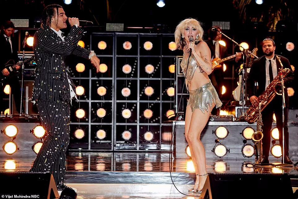 Bất chấp trang phục mỏng manh, cô biểu diễn rất sung trên sân khấu trực tiếp. Trong chương trình, cô biểu diễn loạt bản hit đình đám như “Party In The USA”, “Midnight Sky” hay “We Can&apos;t Stop”…