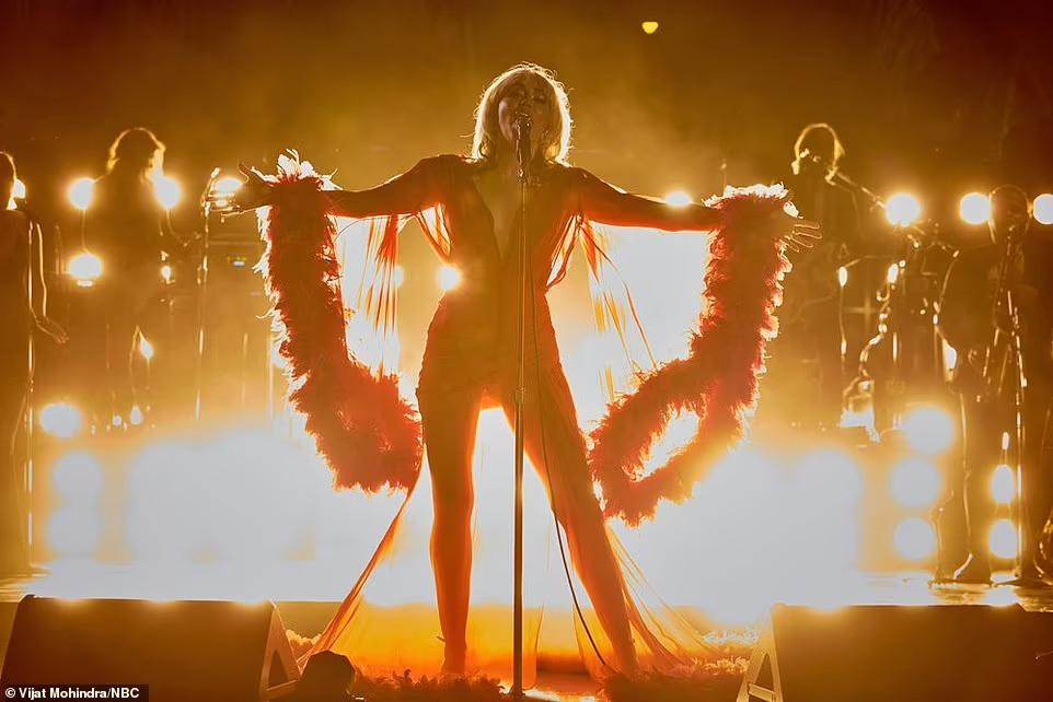 Set đồ &quot;cái bang&quot; chỉ là một trong những bộ đồ Miley mặc trong show diễn đặc biệt đón năm mới 2022.